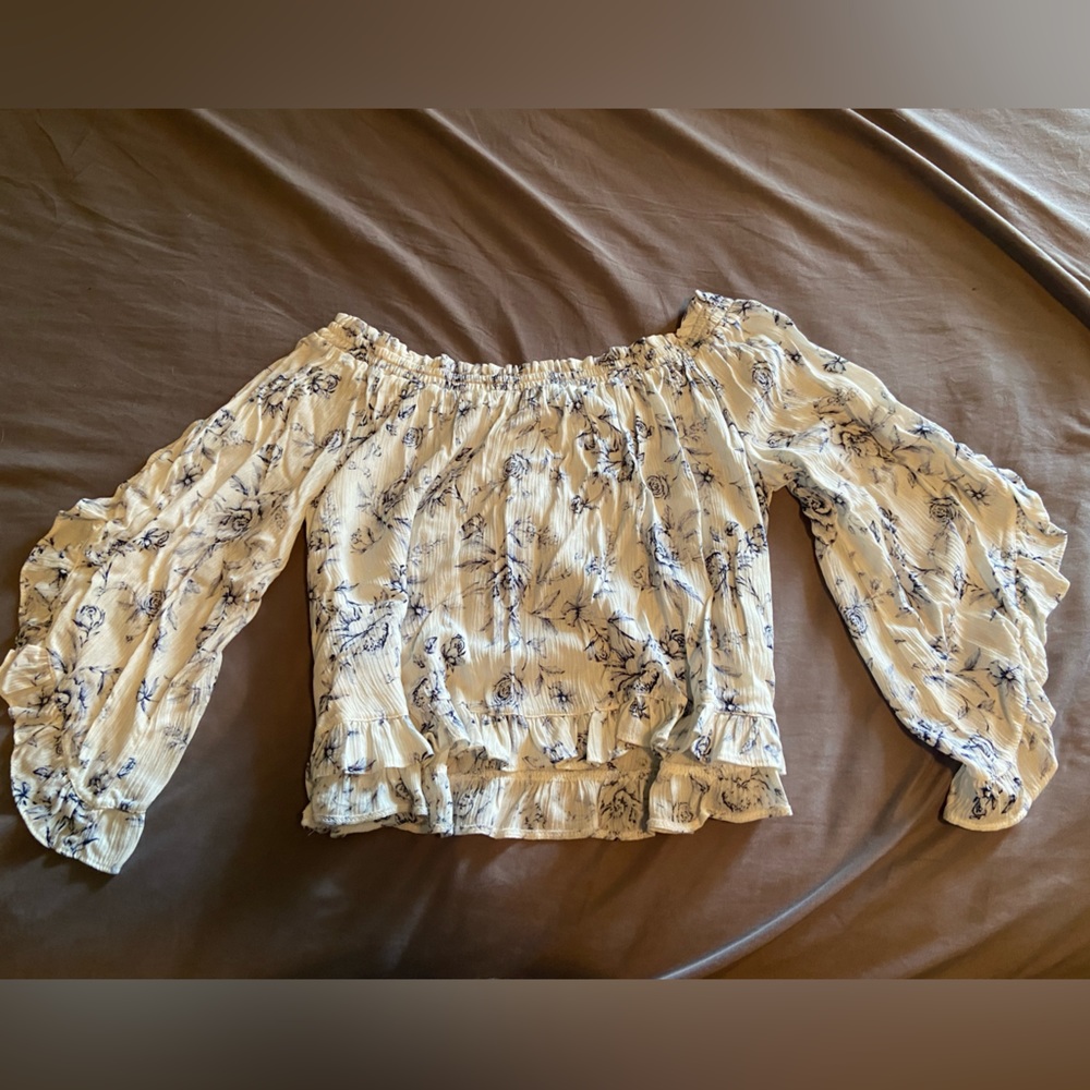 Off the shoulder flutter sleeve top. Never worn. Size medium.